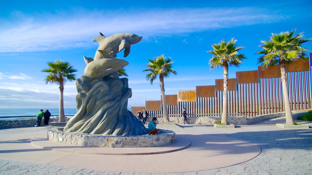 Tijuana som viser en plads eller et torv, en statue eller en skulptur og udendørs kunst