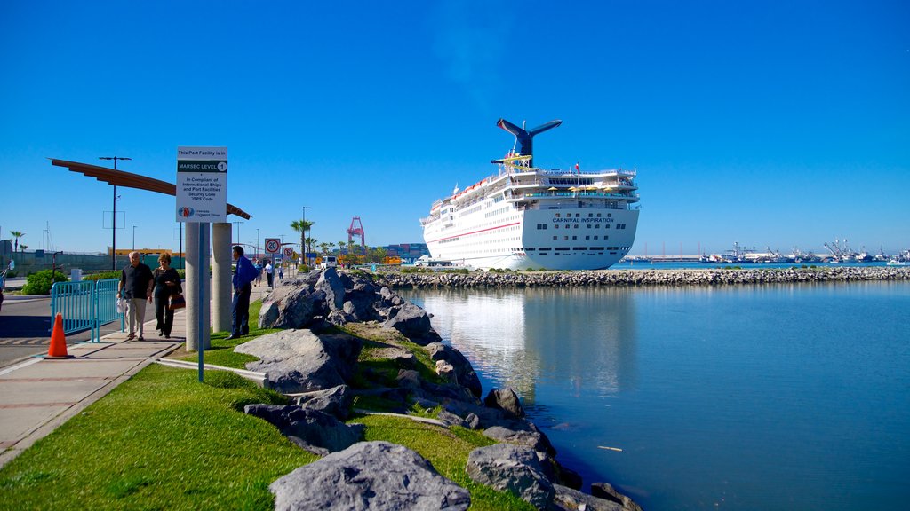 Ensenada ofreciendo crucero y vistas generales de la costa