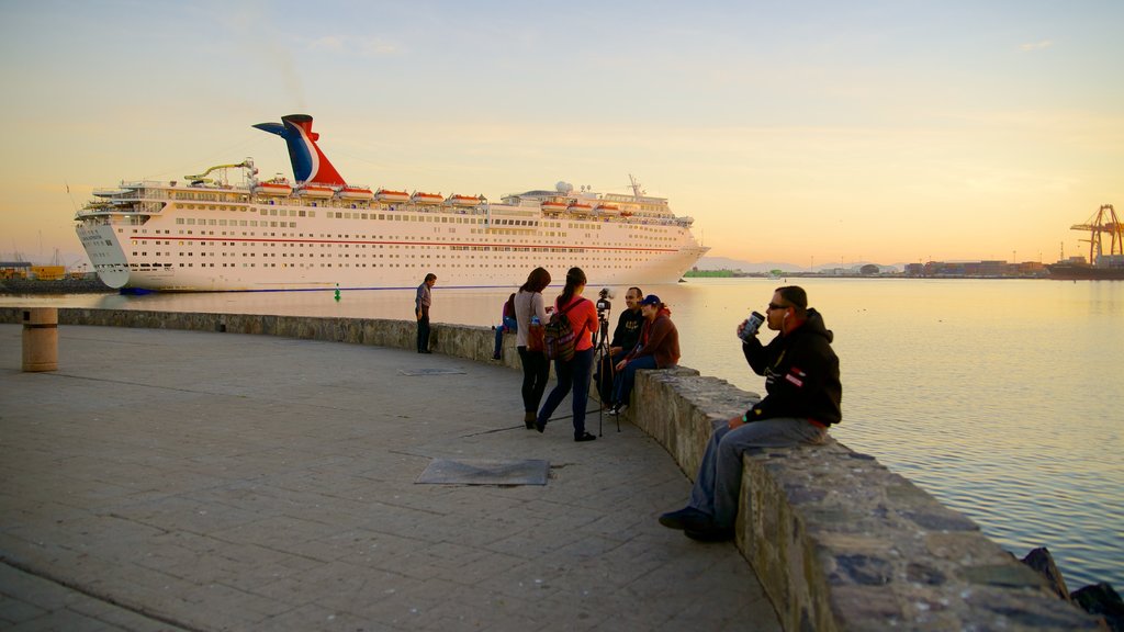 Ensenada mostrando un atardecer, vista general a la costa y cruceros