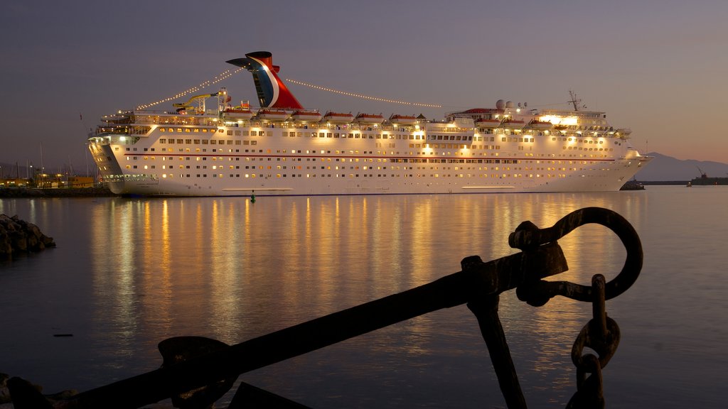 Ensenada mostrando una puesta de sol, vistas generales de la costa y crucero