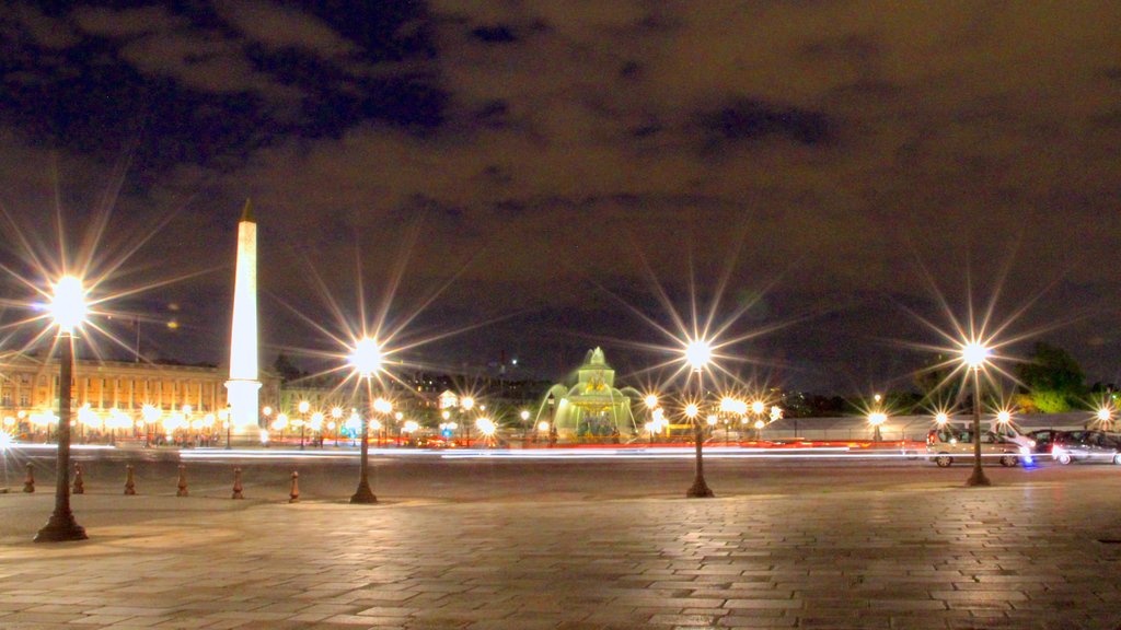 Place de la Concorde que inclui uma cidade, cenas noturnas e uma praça ou plaza