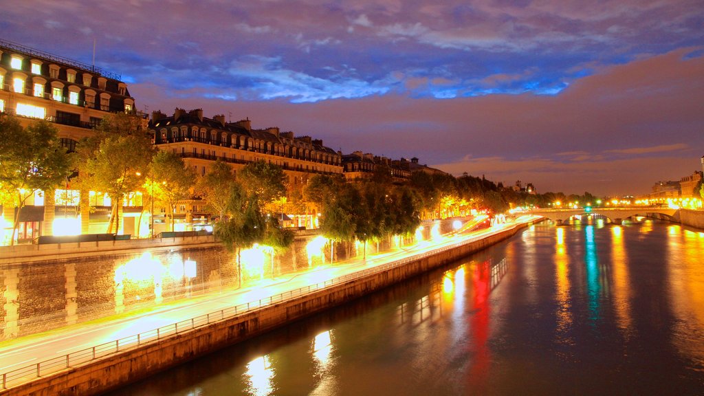 Place de la Concorde mostrando escenas nocturnas, un río o arroyo y una ciudad