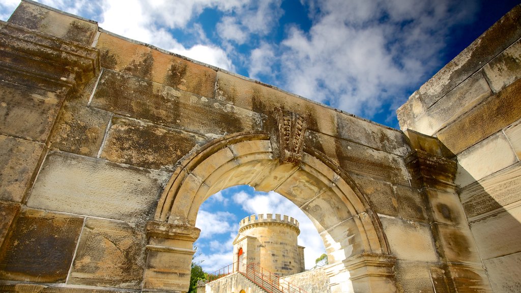 Port Arthur Historic Site presenterar historisk arkitektur, en ruin och chateau eller palats