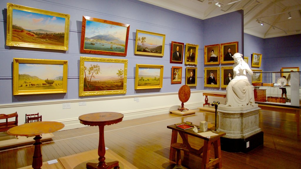 Tasmanian Museum and Art Gallery que inclui vistas internas e arte