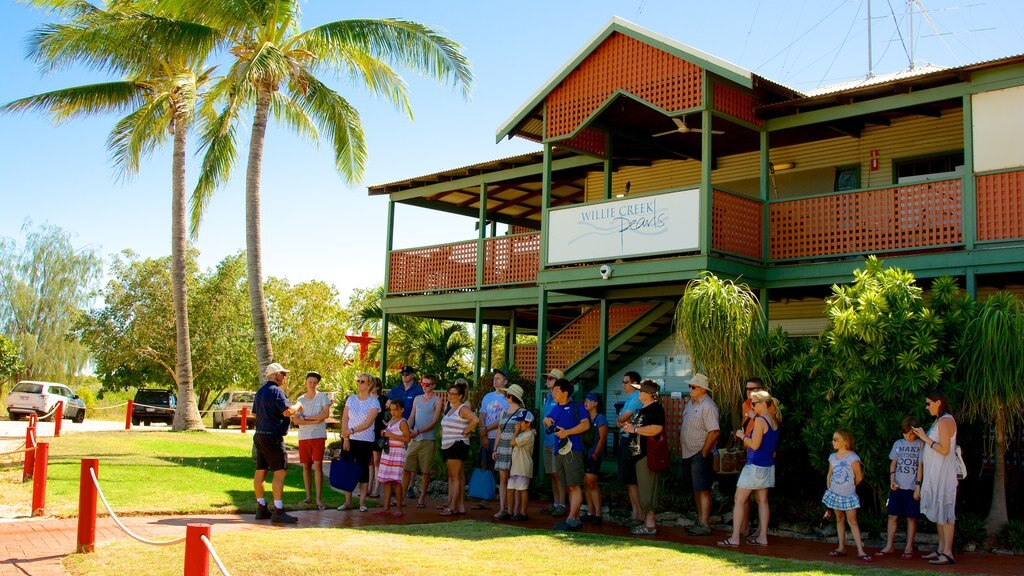 Granja de perlas Willie Creek mostrando escenas tropicales y una casa y también un gran grupo de personas