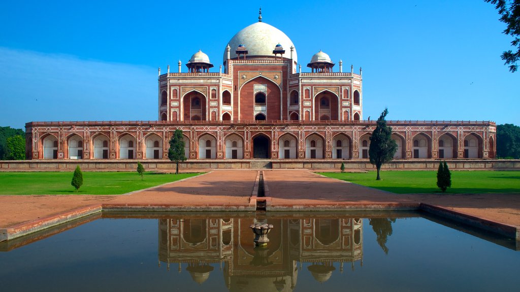 Humayun\'s Tomb showing a mosque and a pond