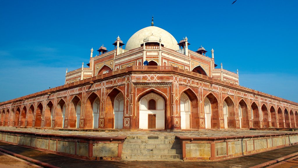 Humayun\'s Tomb showing street scenes and a mosque