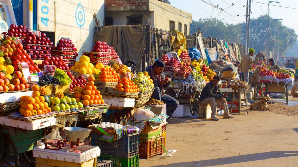 Chandni Chowk which includes street scenes, markets and food