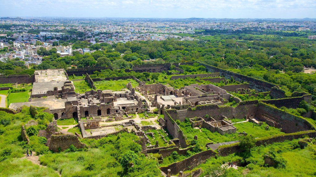 Golconda Fort showing a city, landscape views and heritage architecture