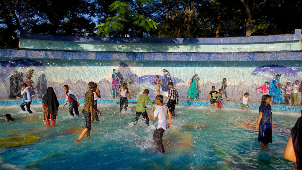 Parc Lumbini montrant baignade et piscine aussi bien que enfants