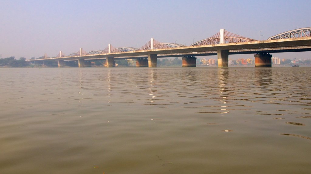 Puente de Bally mostrando un río o arroyo, una ciudad y un puente