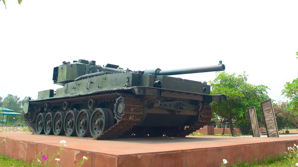 Ciudad de la Ciencia de Pushpa Gujral ofreciendo artículos militares