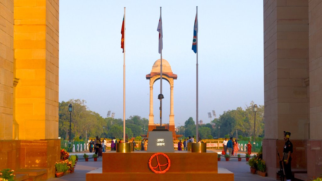 Puerta de la India mostrando un monumento