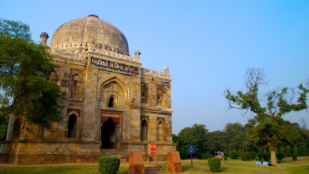 Lodhi Garden mostrando elementos patrimoniales, jardín y arquitectura patrimonial