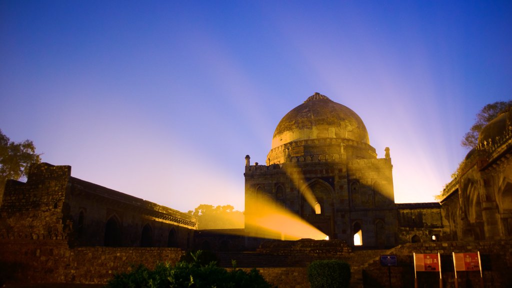 Jardim de Lodhi mostrando um pôr do sol e elementos de patrimônio