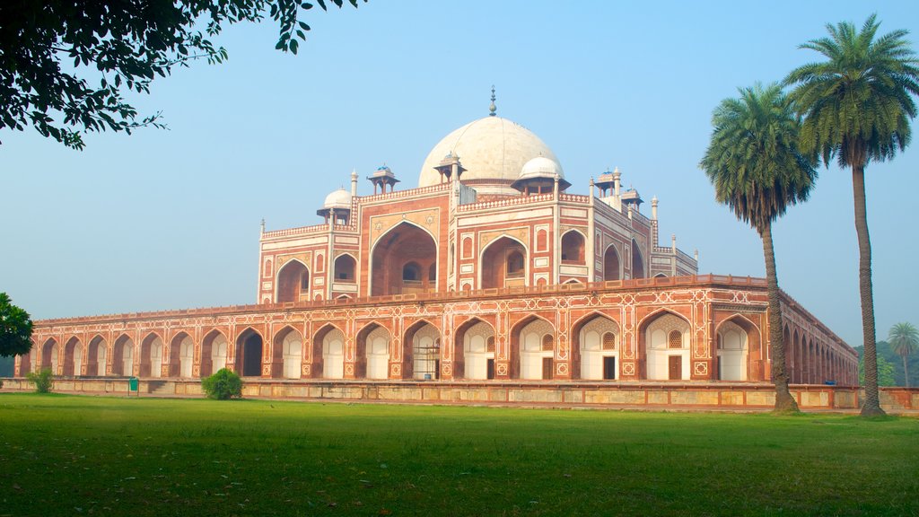 Humayun\'s Tomb showing a memorial and heritage architecture