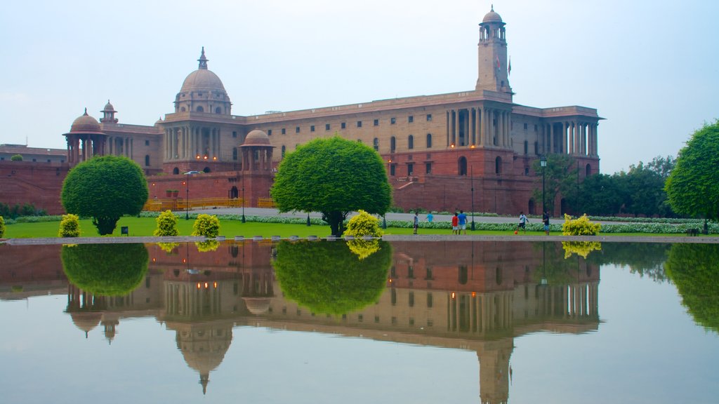 Rashtrapati Bhavan que incluye un estanque y un castillo