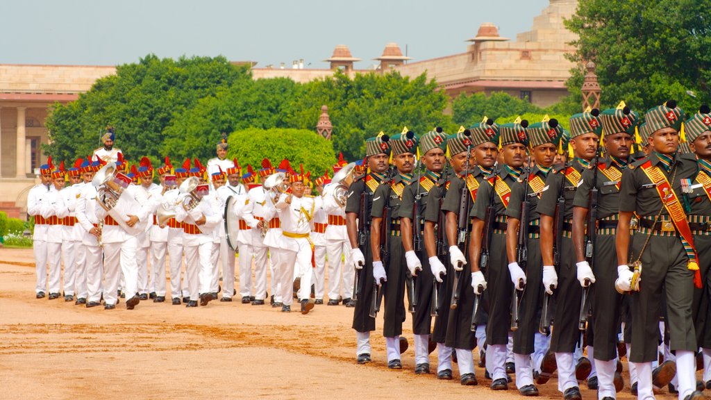 Rashtrapati Bhavan que incluye un castillo y también un gran grupo de personas