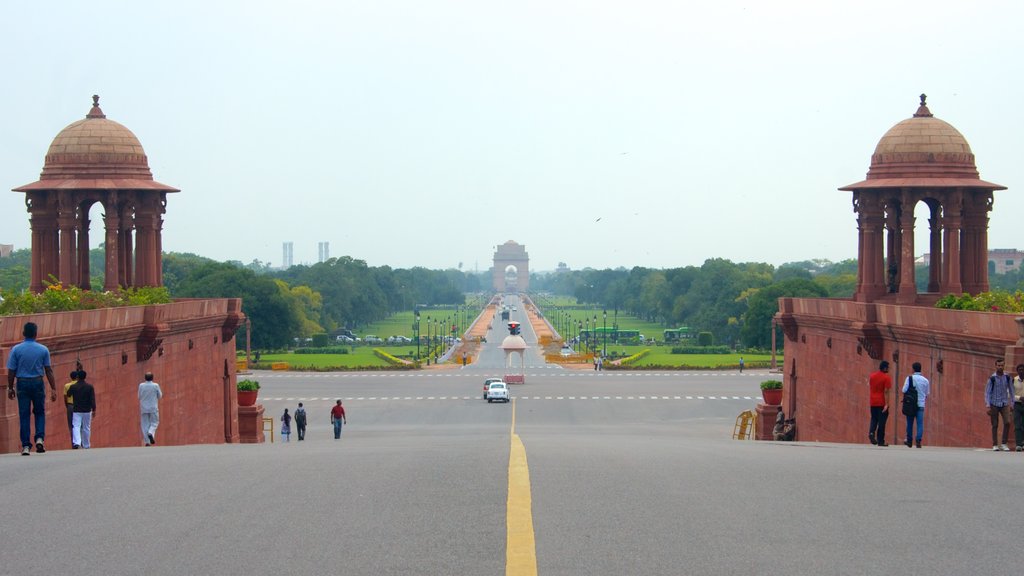 Rashtrapati Bhavan que incluye imágenes de calles y castillo o palacio