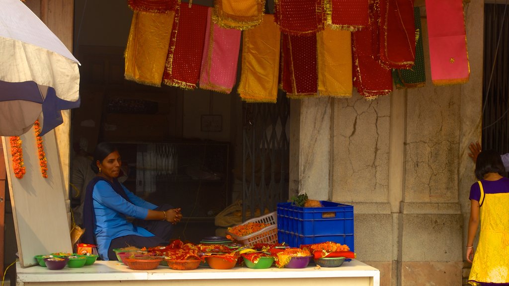 Delhi mostrando elementos religiosos y comida y también una mujer