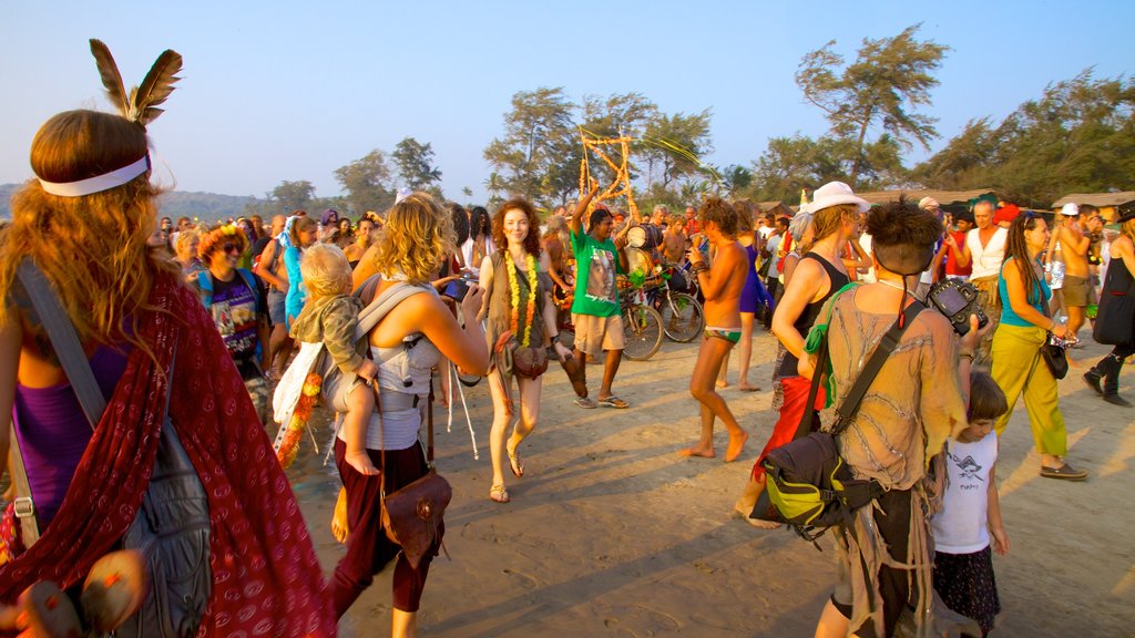 Arambol Beach showing a beach as well as a large group of people