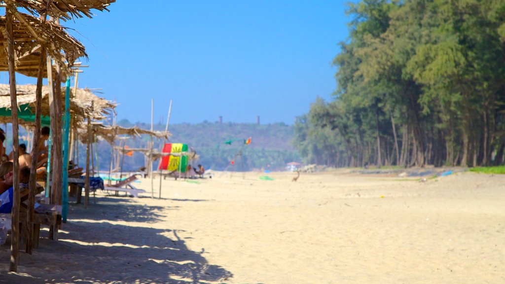 Plage de Querim montrant une plage de sable