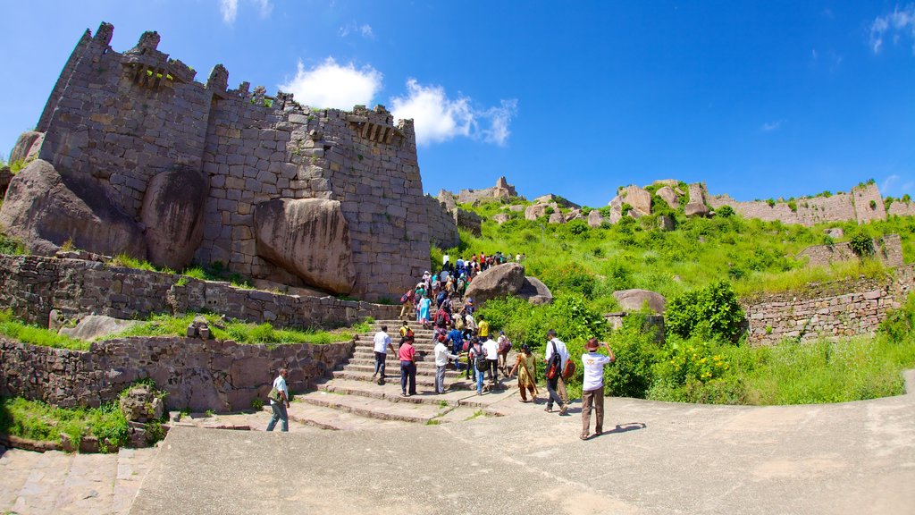 Forte Golconda que inclui um pequeno castelo ou palácio, ruínas de edifício e paisagem