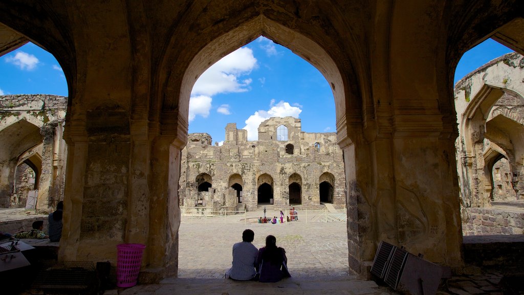 Forte Golconda que inclui arquitetura de patrimônio e uma ruína assim como um casal