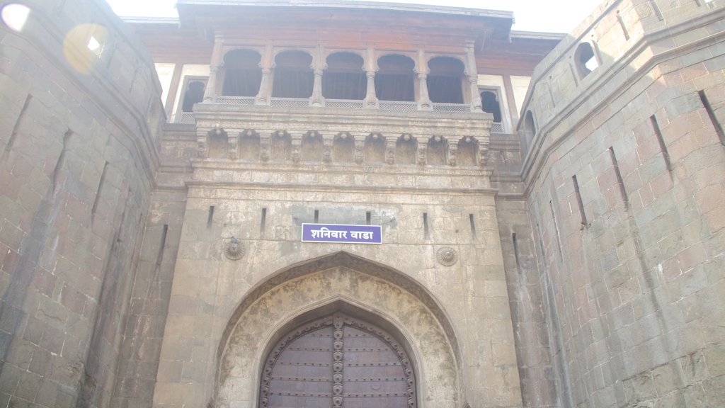 Shaniwar Wada featuring heritage elements and street scenes