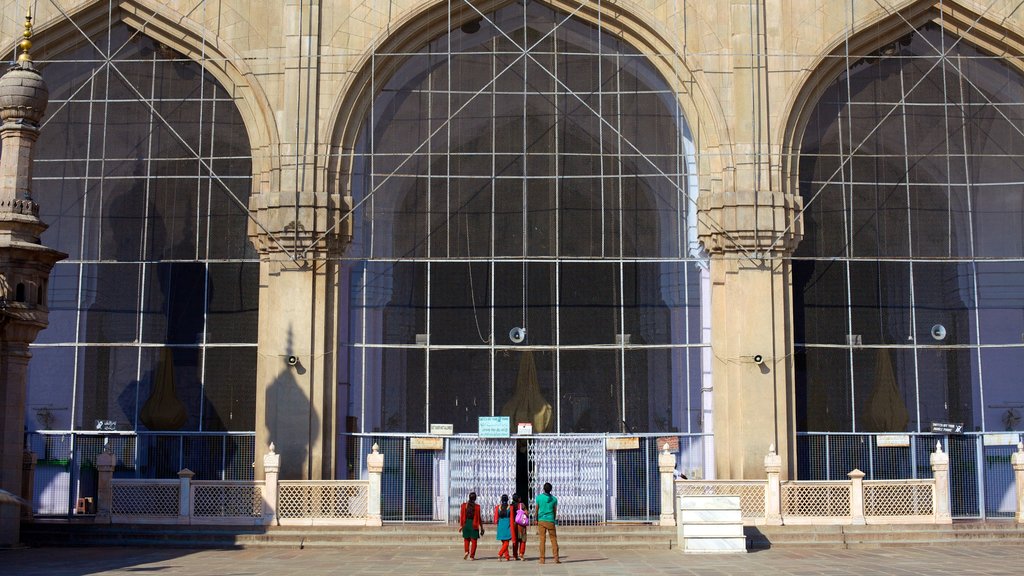 Mecca Masjid caracterizando cenas de rua e uma mesquita assim como uma família