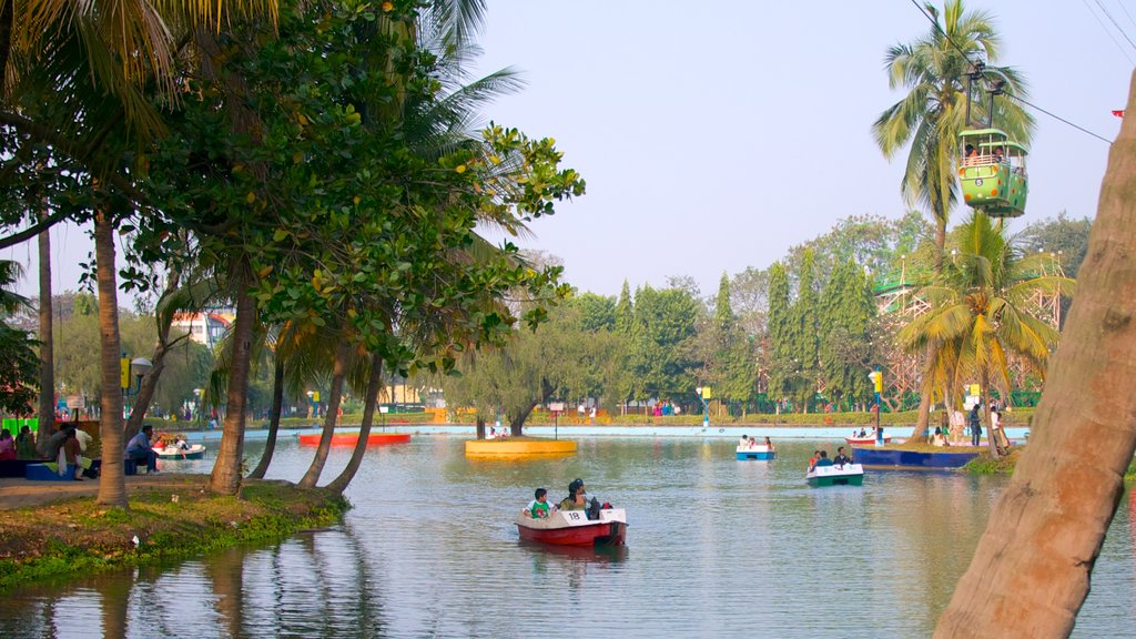 Nicco Park que incluye un parque, un lago o espejo de agua y botes