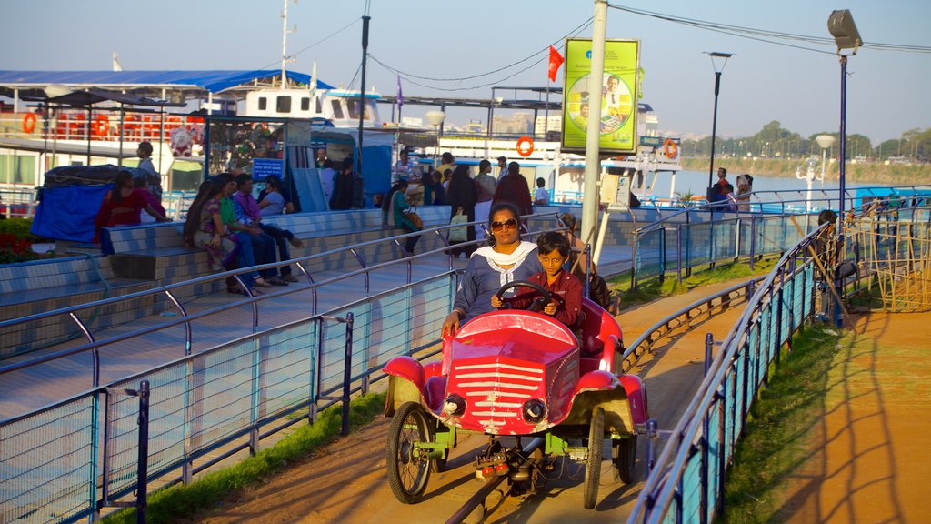 Lumbini Park showing railway items, a garden and rides