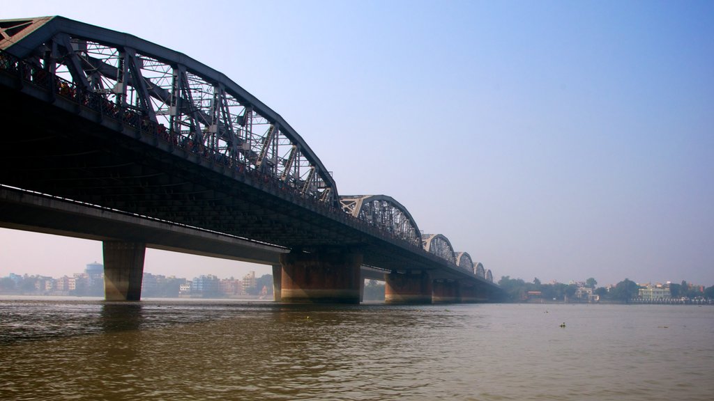 Ponte de Bally mostrando um rio ou córrego e uma ponte