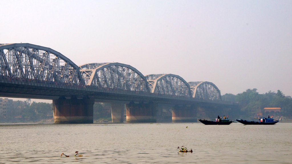 Vivekananda Setu toont een brug en een rivier of beek