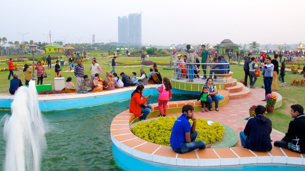 Kolkata showing a garden, a fountain and a pond