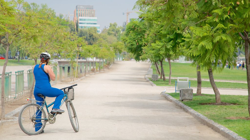 Parque de las Esculturas que incluye ciclismo y un parque y también una mujer