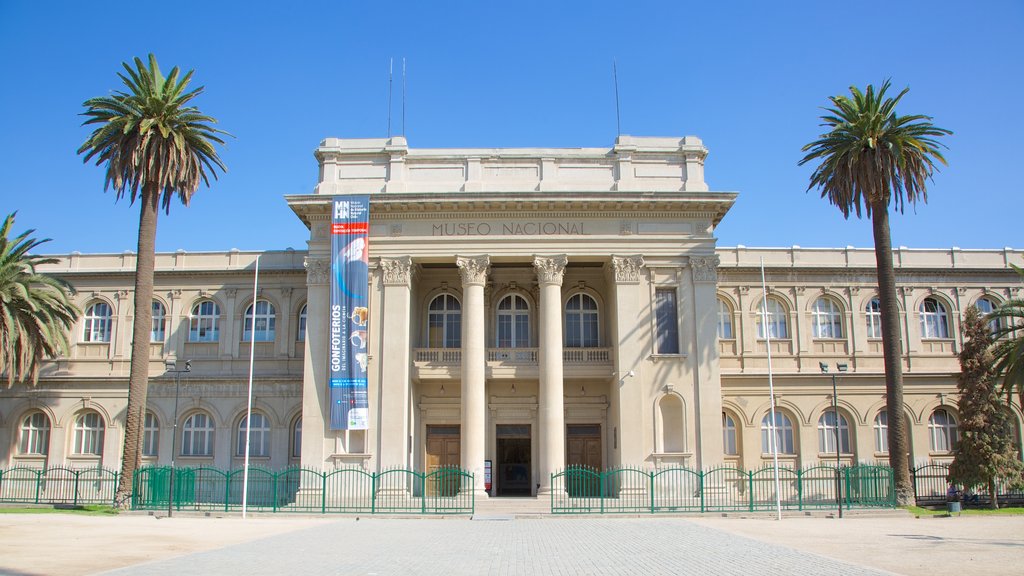 Museo Nacional de Historia Natural mostrando escenas urbanas