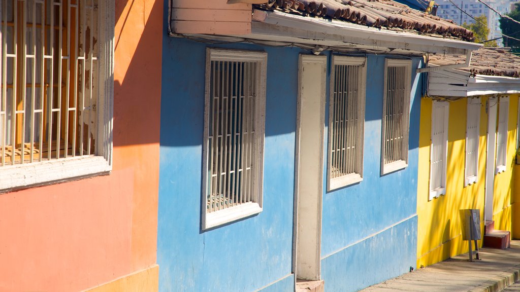 Bellavista que inclui cenas de rua e uma casa