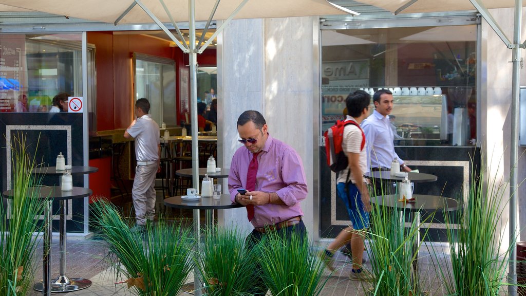 Santiago caracterizando cenas de rua, estilo de vida de cafeteria e jantar ao ar livre