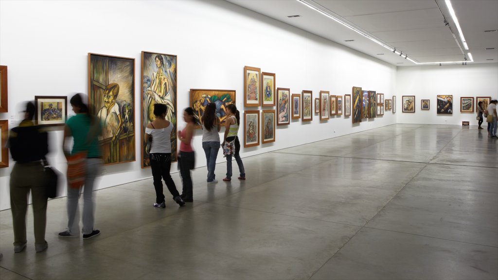 Museo de Arte Moderno de Medellín mostrando vistas interiores y arte y también un gran grupo de personas