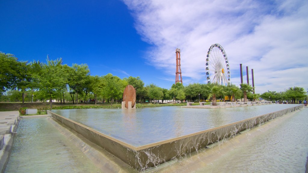 Parque Fundidora caracterizando passeios, um lago e um jardim