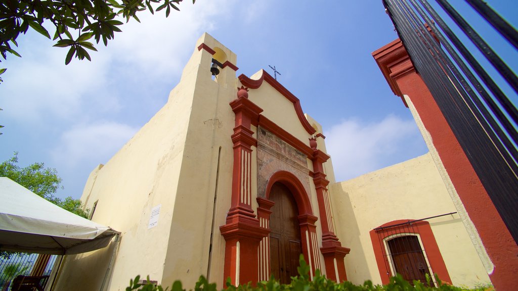 Capilla de los Dulces Nombres que inclui arquitetura de patrimônio e uma igreja ou catedral