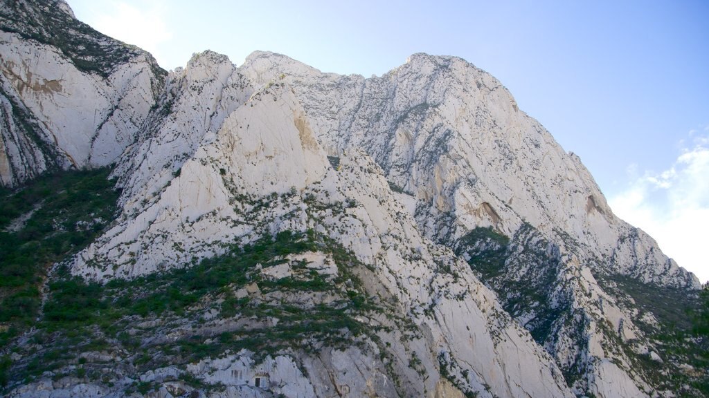 Canon de la Huasteca que incluye montañas y vistas de paisajes