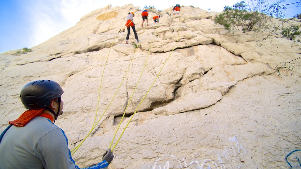 Canon de la Huasteca featuring landscape views and climbing as well as a small group of people