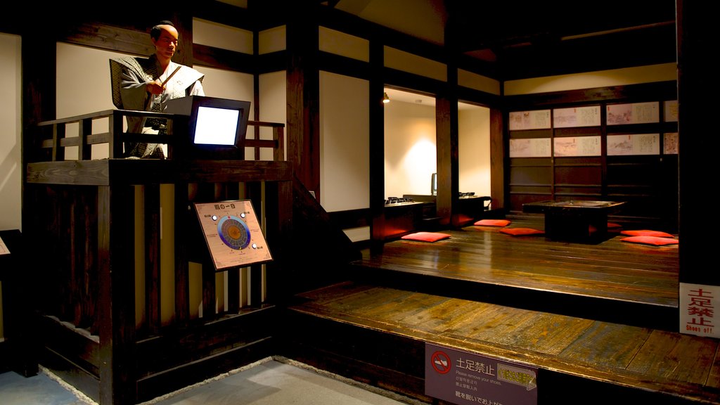 Kokura Castle which includes château or palace and interior views