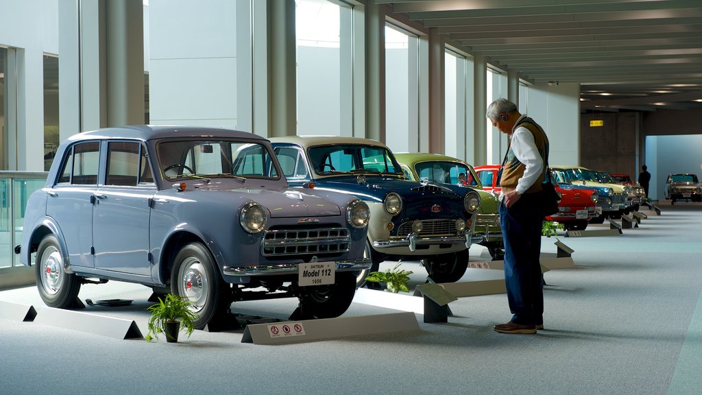 Museo Conmemorativo de Tecnología e Industria de Toyota que incluye vistas interiores y también un hombre