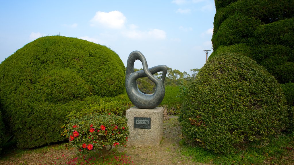 Museo de Arte de la Ciudad de Kitakyushu ofreciendo un jardín, flores y arte al aire libre