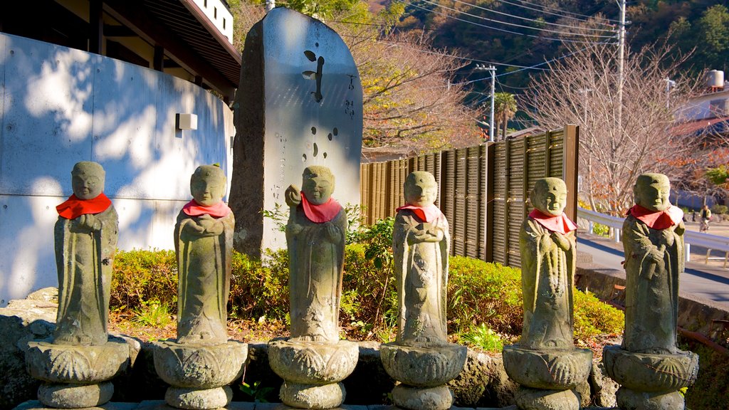 Templo de Anrakuji mostrando arte, um templo ou local de adoração e um jardim