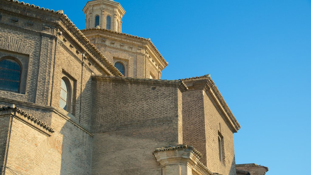 Zaragoza which includes heritage architecture, a city and château or palace