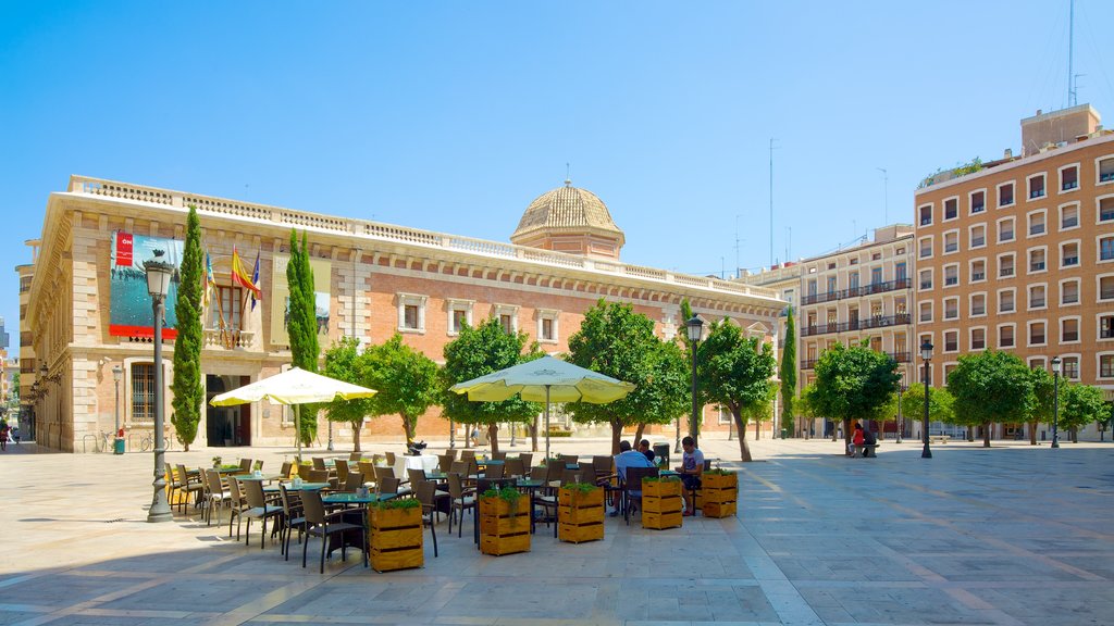 Centro de la ciudad de Valencia que incluye una ciudad, estilo de vida de café y un parque o plaza